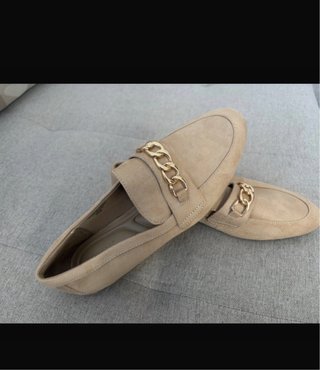 Mocasines beige con cadena dorada T37