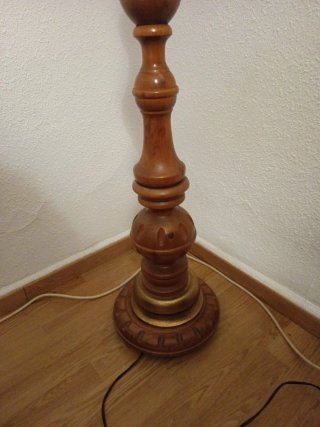 Lámpara de pie de madera y tela