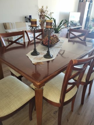 Mesa de comedor de madera con sillas