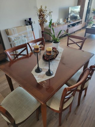 Mesa de comedor de madera con sillas
