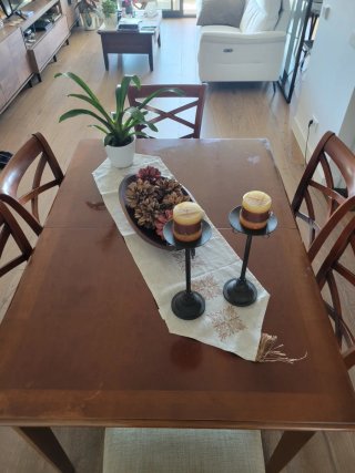 Mesa de comedor de madera con sillas