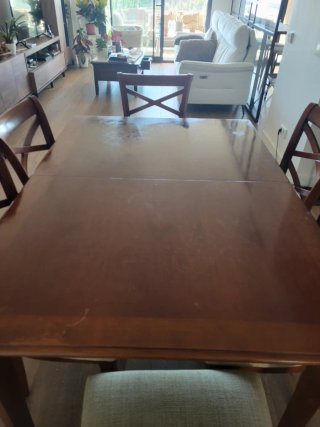 Mesa de comedor de madera con sillas