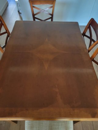 Mesa de comedor de madera con sillas