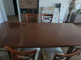 Mesa de comedor de madera con sillas