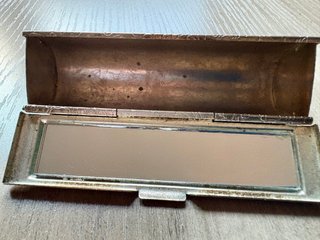 Estuche labial vintage grabado con espejo