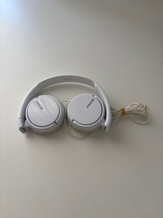 Auriculares Sony blancos con cable