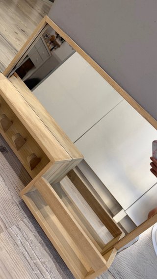 Espejo con repisa y perchas de madera