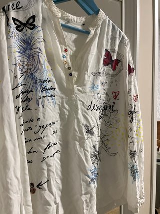 Camisa Desigual XXL Estampada. Roto en el cuello