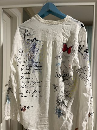 Camisa Desigual XXL Estampada. Roto en el cuello