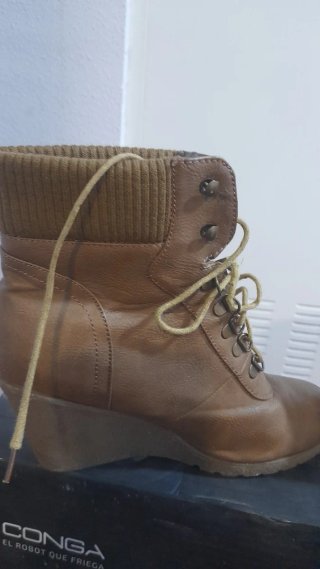 Botines cuña beige con cordones