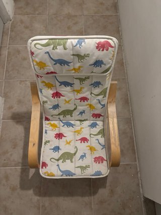 Silla infantil de madera con estampado de dinosaur