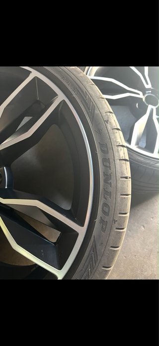 Llantas de aleación negras y plateadas