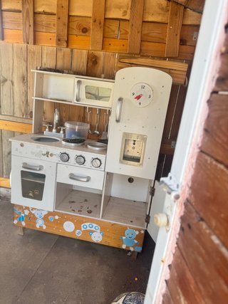 Casita de madera con cocina infantil