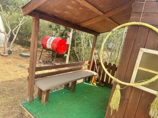 Casita de madera con cocina infantil