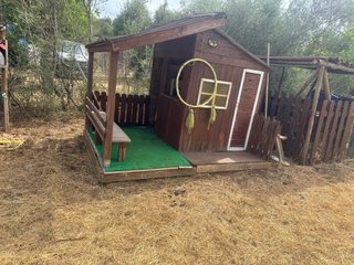Casita de madera con cocina infantil