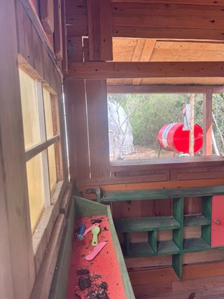 Casita de madera con cocina infantil