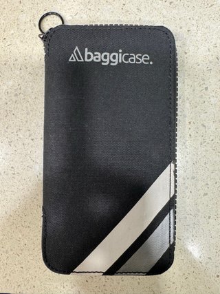 Funda móvil Baggicase negra con rayas