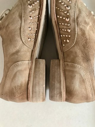 Scarpe stringate beige con borchie oro