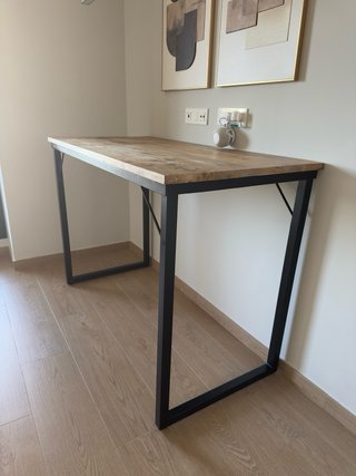 Mesa alta tipo bar con 2 taburetes