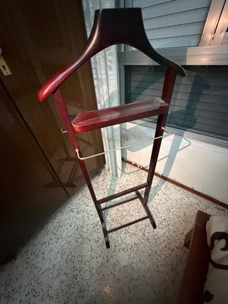 Galán de noche de madera. Precio negociable.