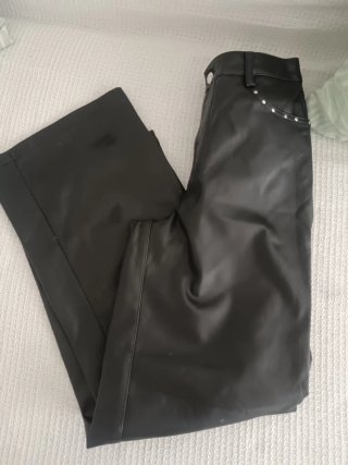 Pantalón cuero negro tachuelas ancho pata