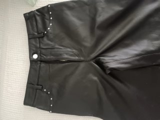 Pantalón cuero negro tachuelas ancho pata