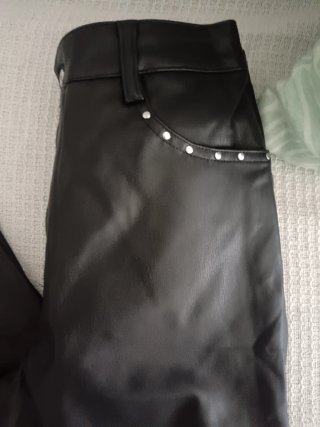 Pantalón cuero negro tachuelas ancho pata