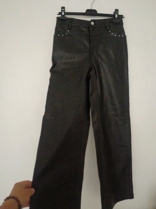 Pantalón cuero negro tachuelas ancho pata