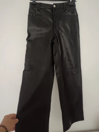 Pantalón cuero negro tachuelas ancho pata