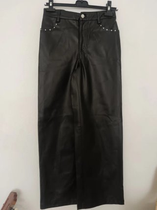 Pantalón cuero negro tachuelas ancho pata