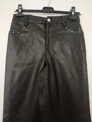 Pantalón cuero negro tachuelas ancho pata