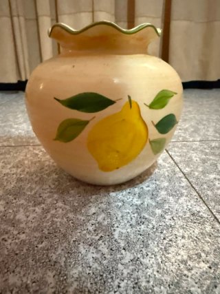 Jarrón de cerámica con limones