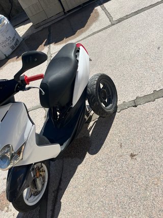 Yamaha Scooter Negra y Blanca
