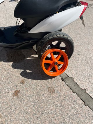 Yamaha Scooter Negra y Blanca