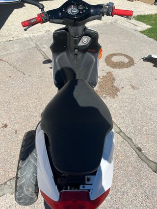 Yamaha Scooter Negra y Blanca