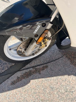 Yamaha Scooter Negra y Blanca