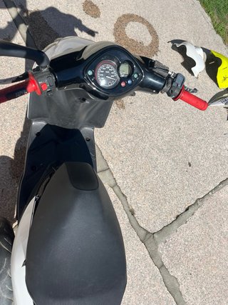 Yamaha Scooter Negra y Blanca