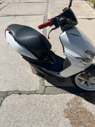 Yamaha Scooter Negra y Blanca