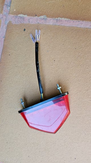 Luz trasera moto roja