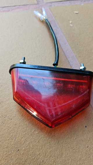 Luz trasera moto roja