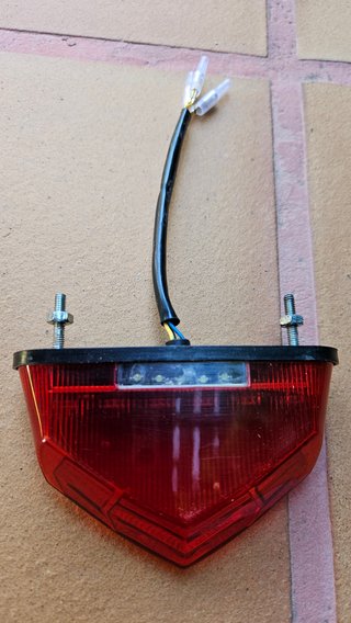 Luz trasera moto roja