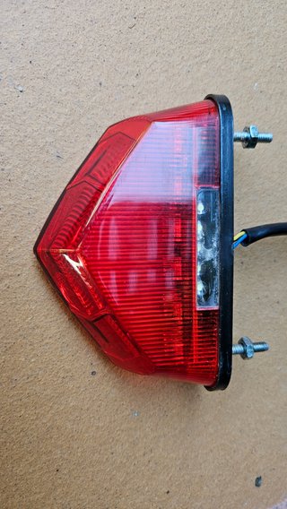 Luz trasera moto roja