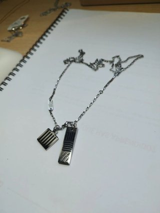 Collar Louis Vuitton plateado con dos colgantes