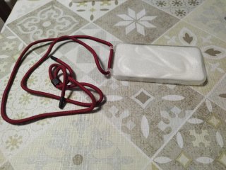 Custodia iPhone 13/14 con cordino rosso
