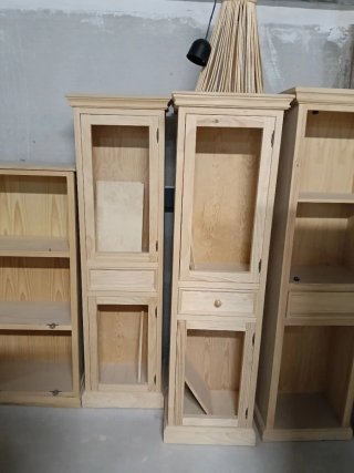 Vitrina de madera natural sin tratar
