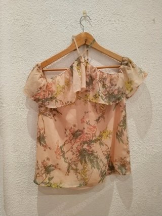 Blusa floral rosa con hombros