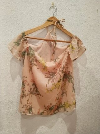 Blusa floral rosa con hombros