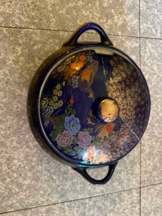 Sopera de cerámica azul y dorada