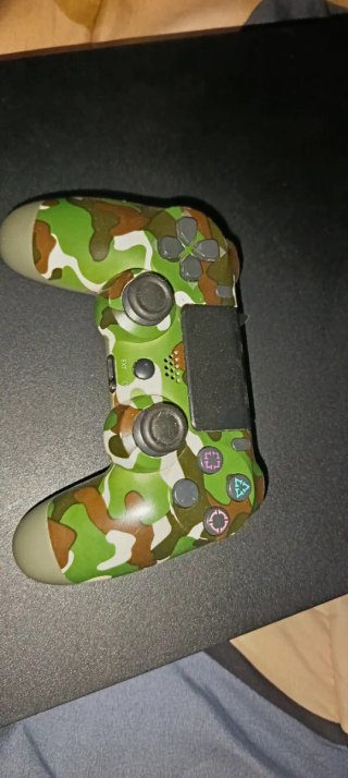 PS4 (PlayStation 4) Negra + Mando Camuflaje