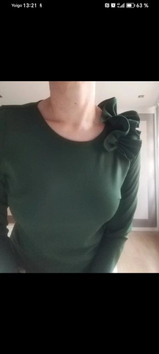 Camiseta verde manga larga con flor